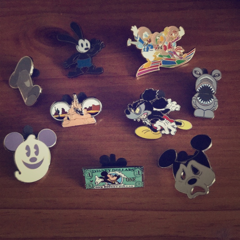 Disney Pin Set (18) Misc .